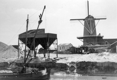841026 Gezicht op de zandtrechters op het terrein aan de Havenweg te Wijk bij Duurstede, met op de achtergrond de molen ...